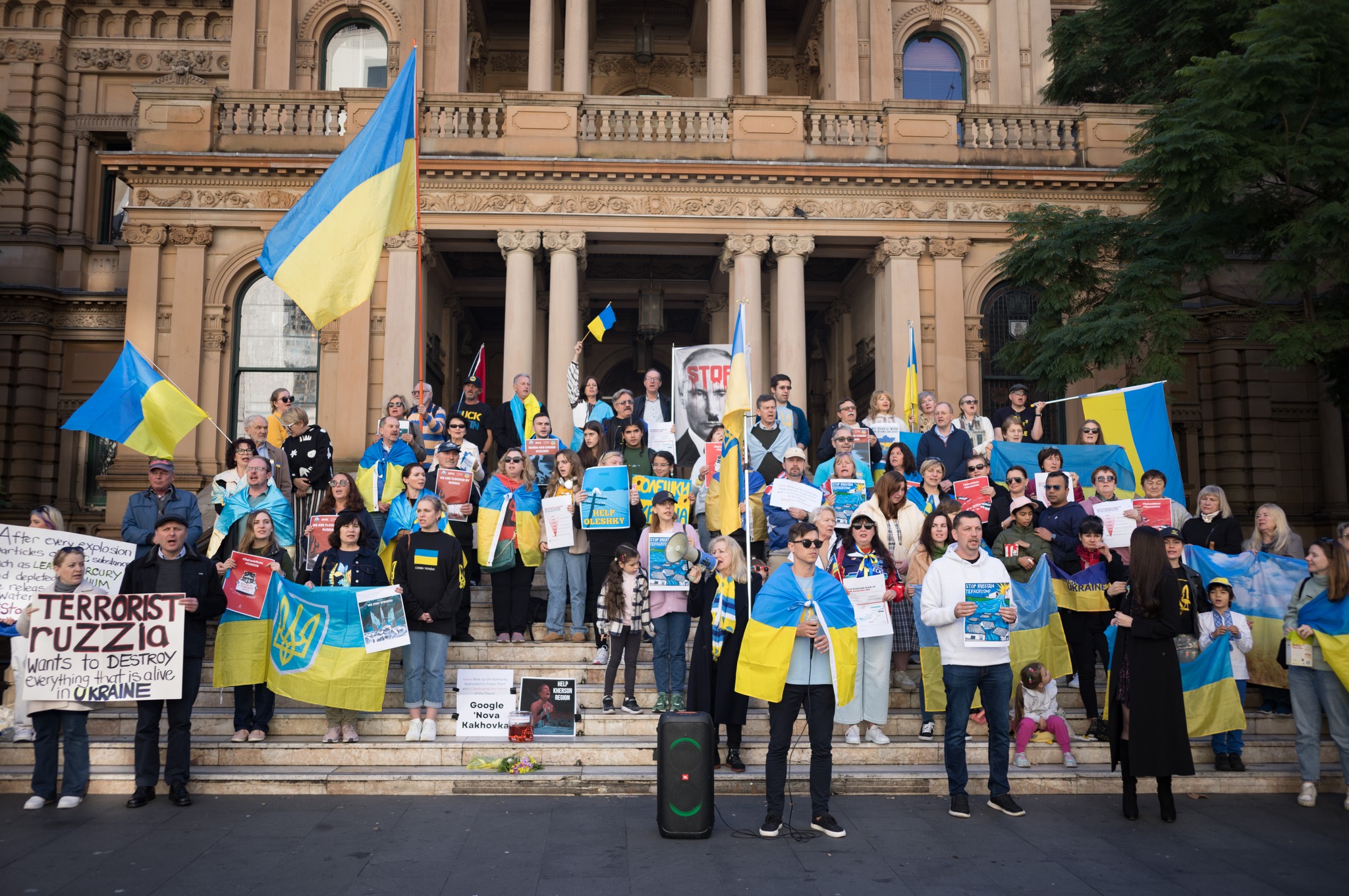 Kakhovka HPP detonation: Ukrainians hold mass demonstrations worldwide