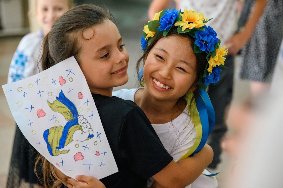 10-year-old volunteer from Japan helps Ukrainian children