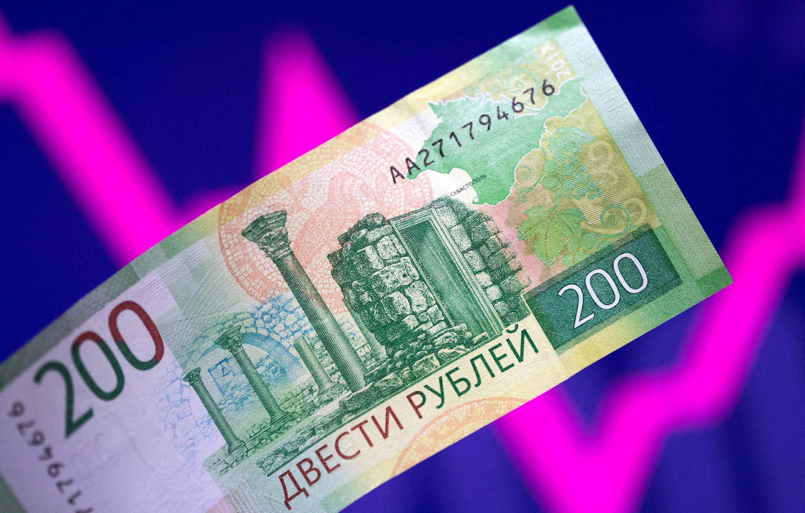 Падіння рубля триває: Центробанк Росії зібрався на екстрене засідання