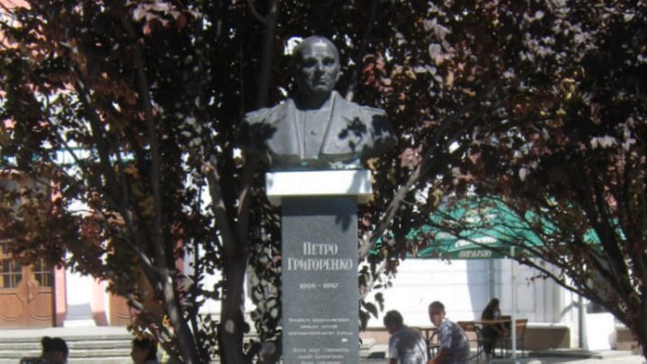 Russians demolish monument to Ukrainian dissident General Hryhorenko in Crimea