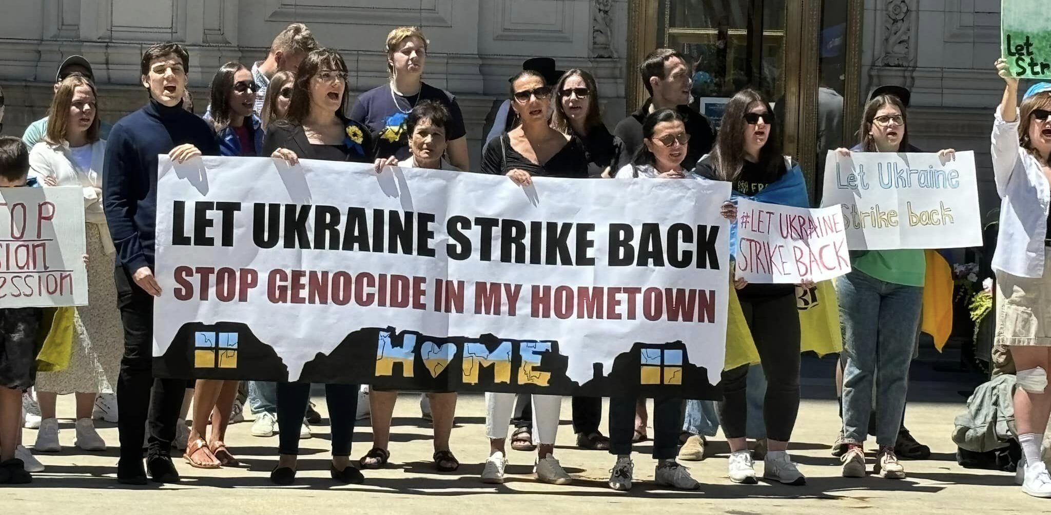“Let Ukraine Strike Back”: Chicago’s Ukrainians protest