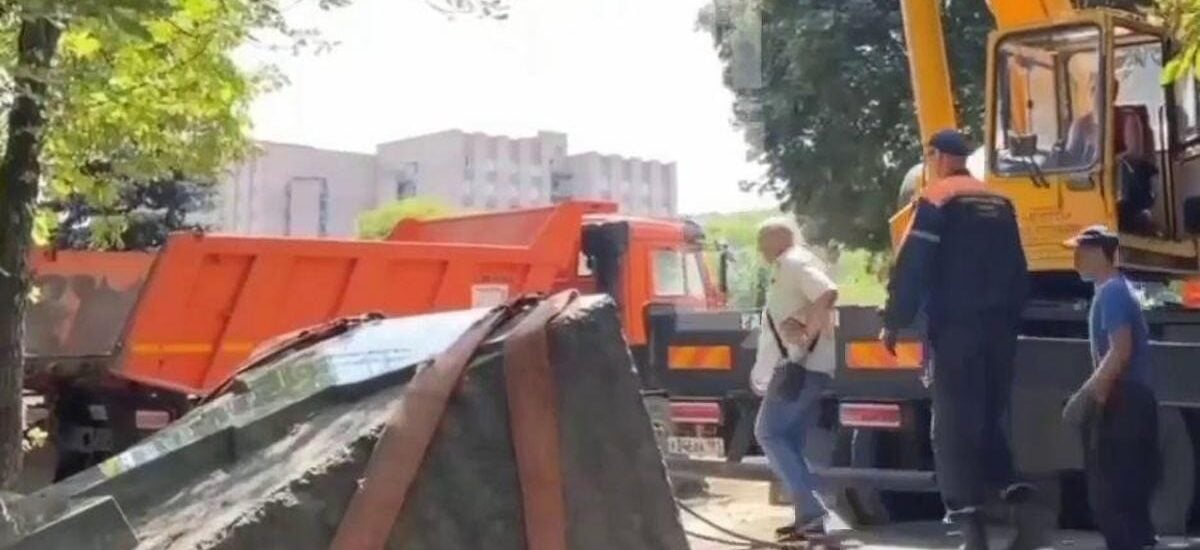 Росіяни знищують памʼятники Голодомору в окупації