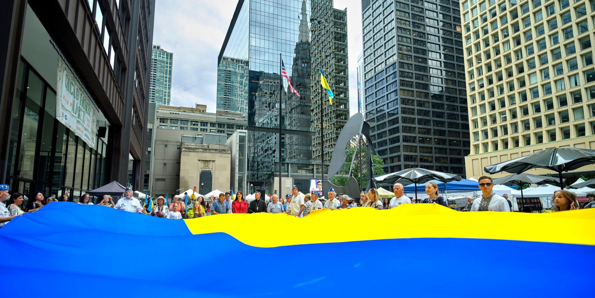 Ukrainian-American veterans raise the Ukrainian flag in Chicago