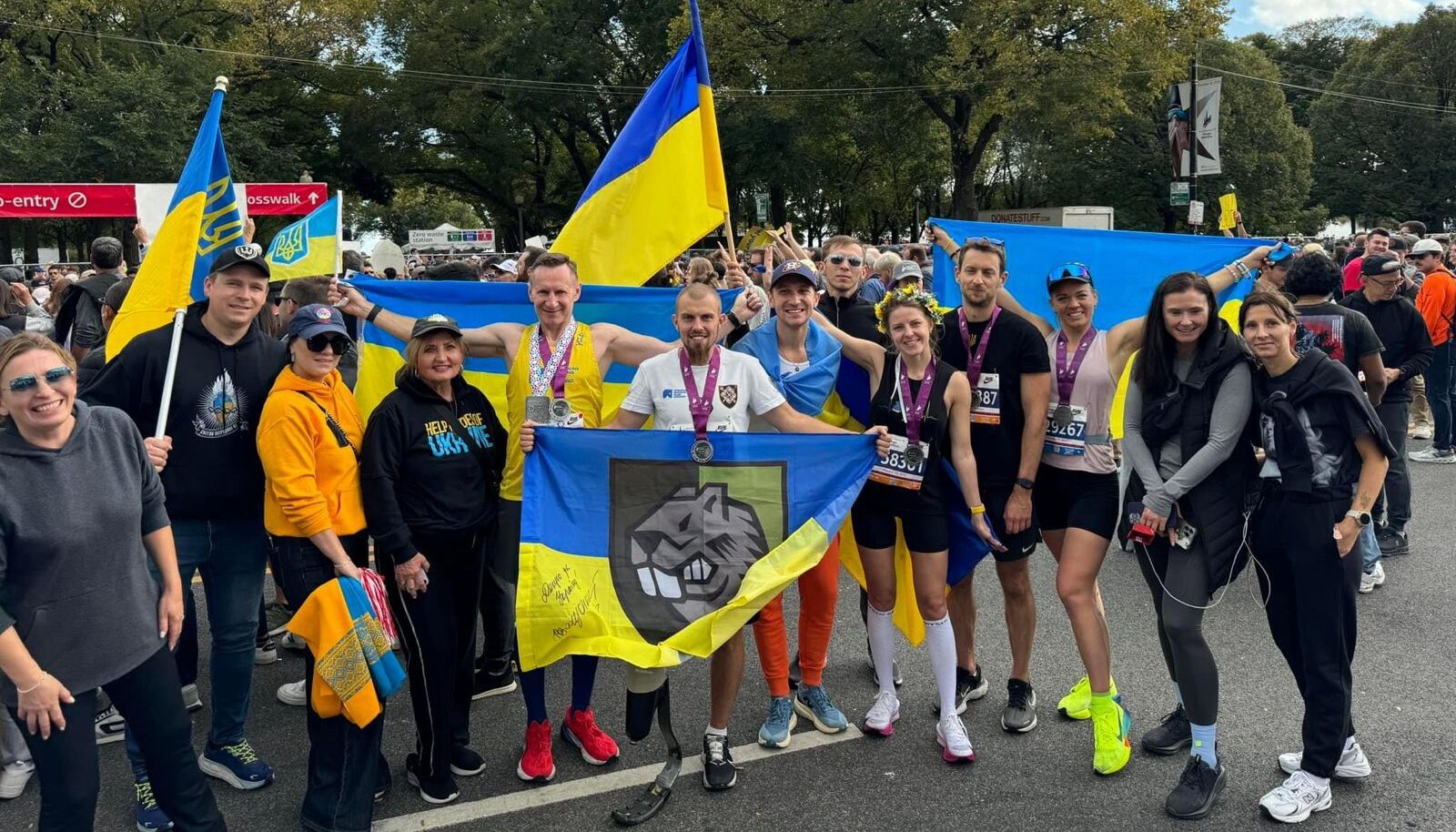 Ukrainian runners and support groups display national pride at Chicago Marathon