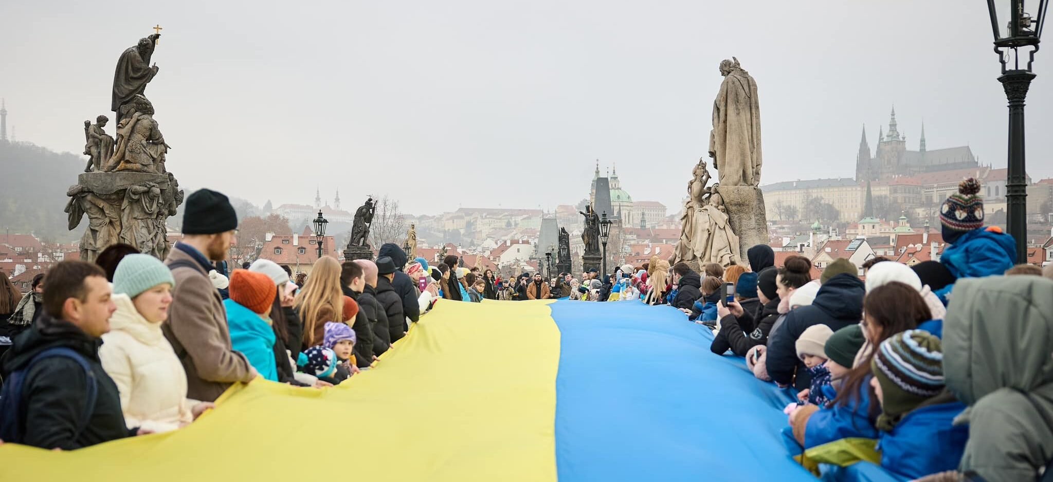 Los ucranianos de Praga unidos en una cadena de unidad